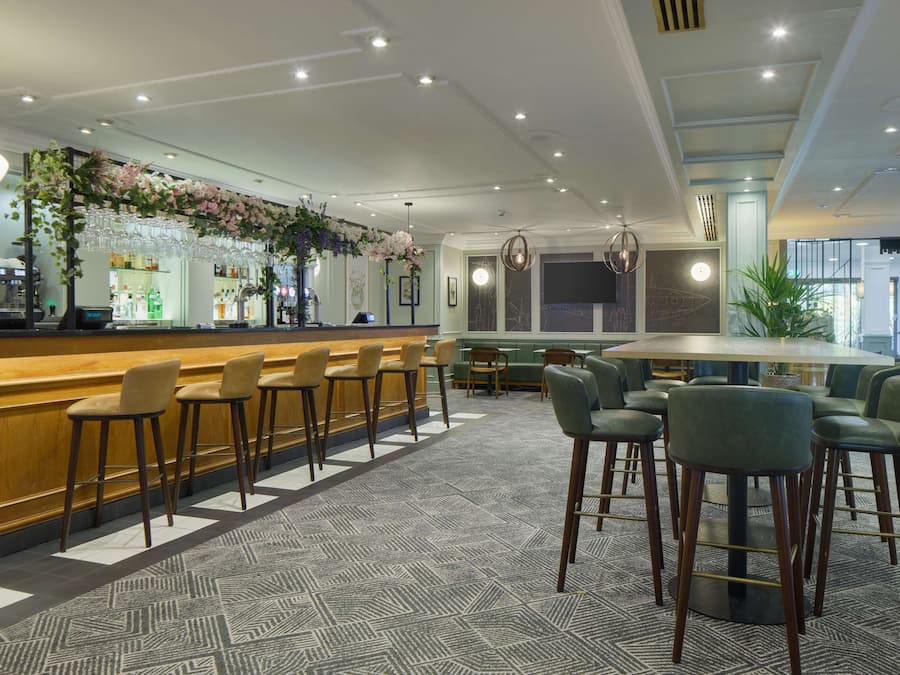 Serves lunch and dinner