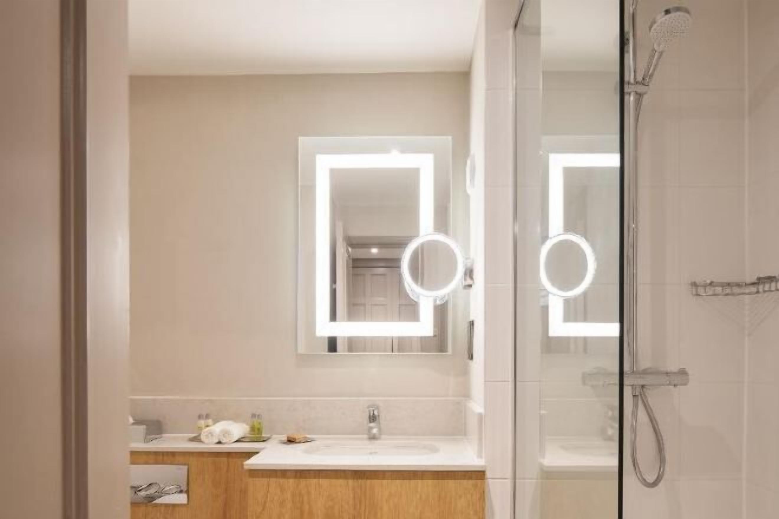 Bathroom | Combined shower/bathtub, deep-soaking bathtub, eco-friendly toiletries