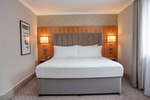 Suite, 1 King Bed, Non Smoking | Hypo-allergenic bedding, in-room safe, desk, blackout curtains - DoubleTree by Hilton Southampton (Southampton)