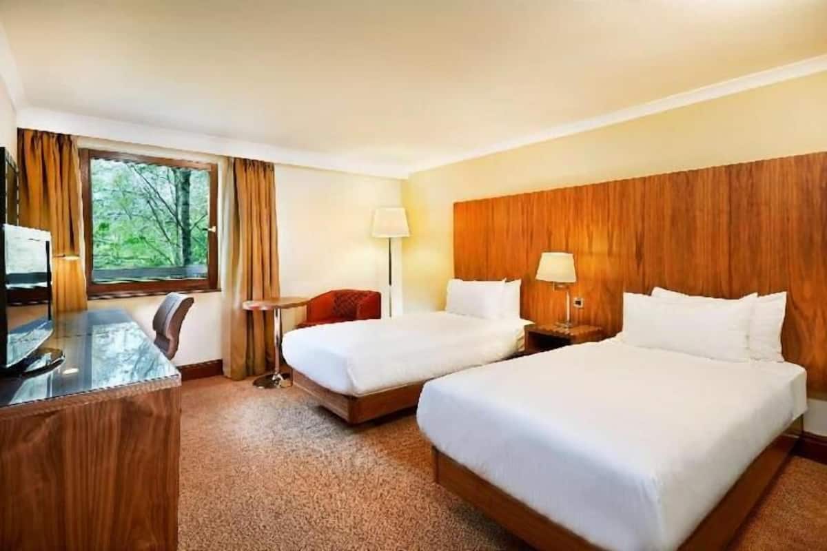 Roupas de cama antialérgicas, cofres nos quartos, escrivaninha