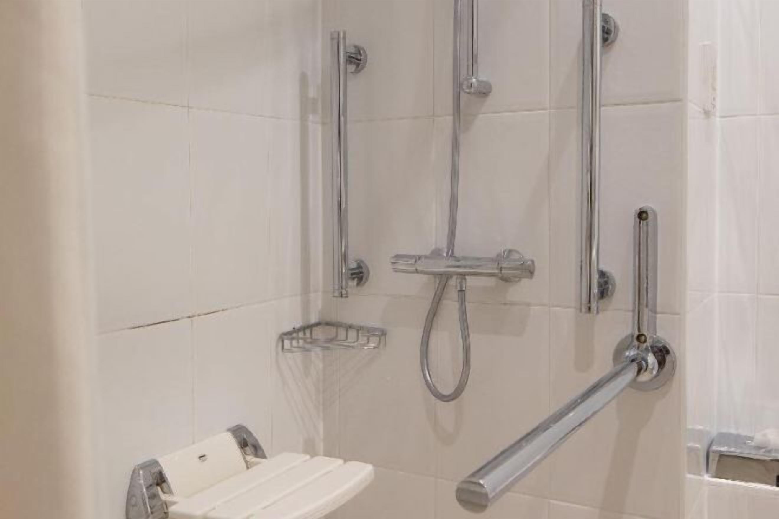 Bathroom | Combined shower/bathtub, deep-soaking bathtub, eco-friendly toiletries