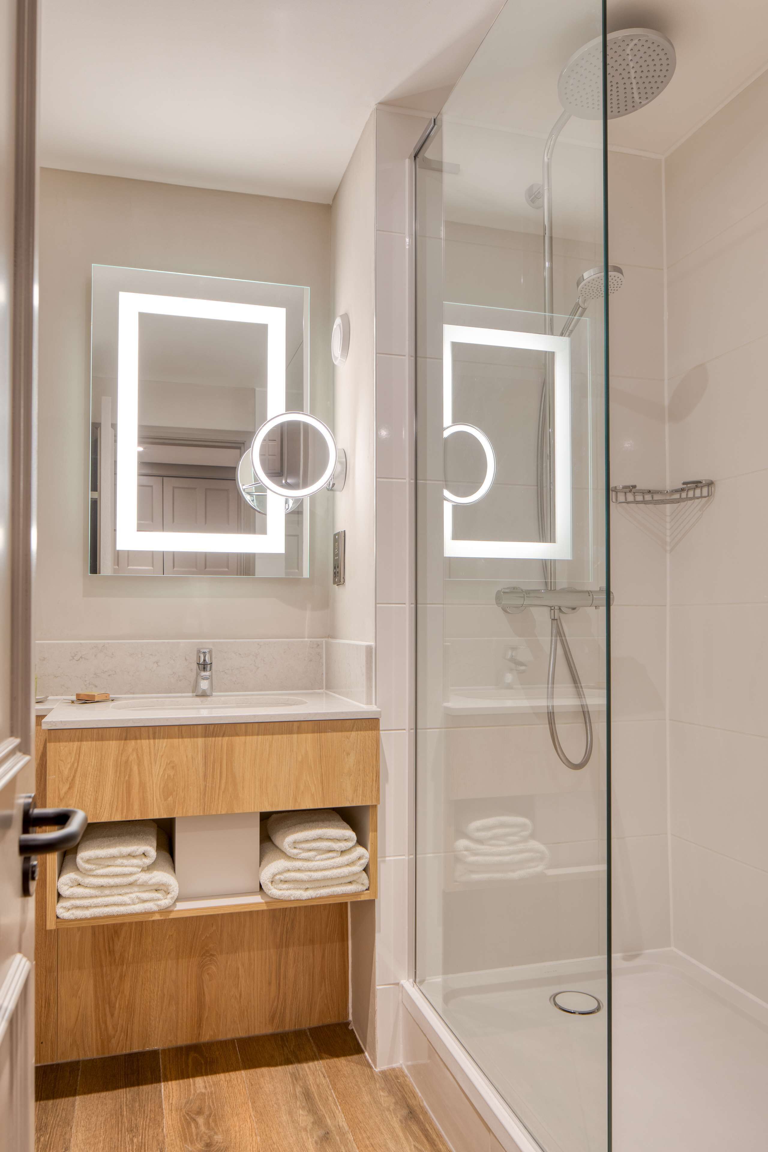 family room, 1 queen bed, non smoking | bathroom | combined shower/bathtub, deep-soaking bathtub, eco-friendly toiletries