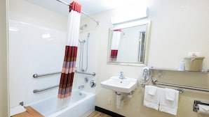 Chambre supérieure, 1 très grand lit, accessible aux personnes à mobilité réduite (Smoke Free) | Salle de bain | Articles de toilette (gratuits), séchoir à cheveux, serviettes fournies