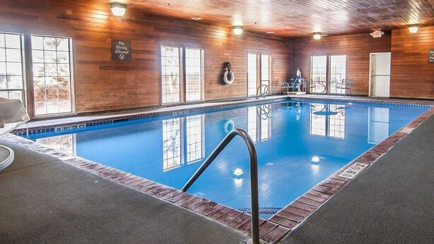 Piscine intérieure, chaises longues
