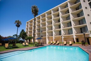 Outdoor pool - Garden Court East London (East London)