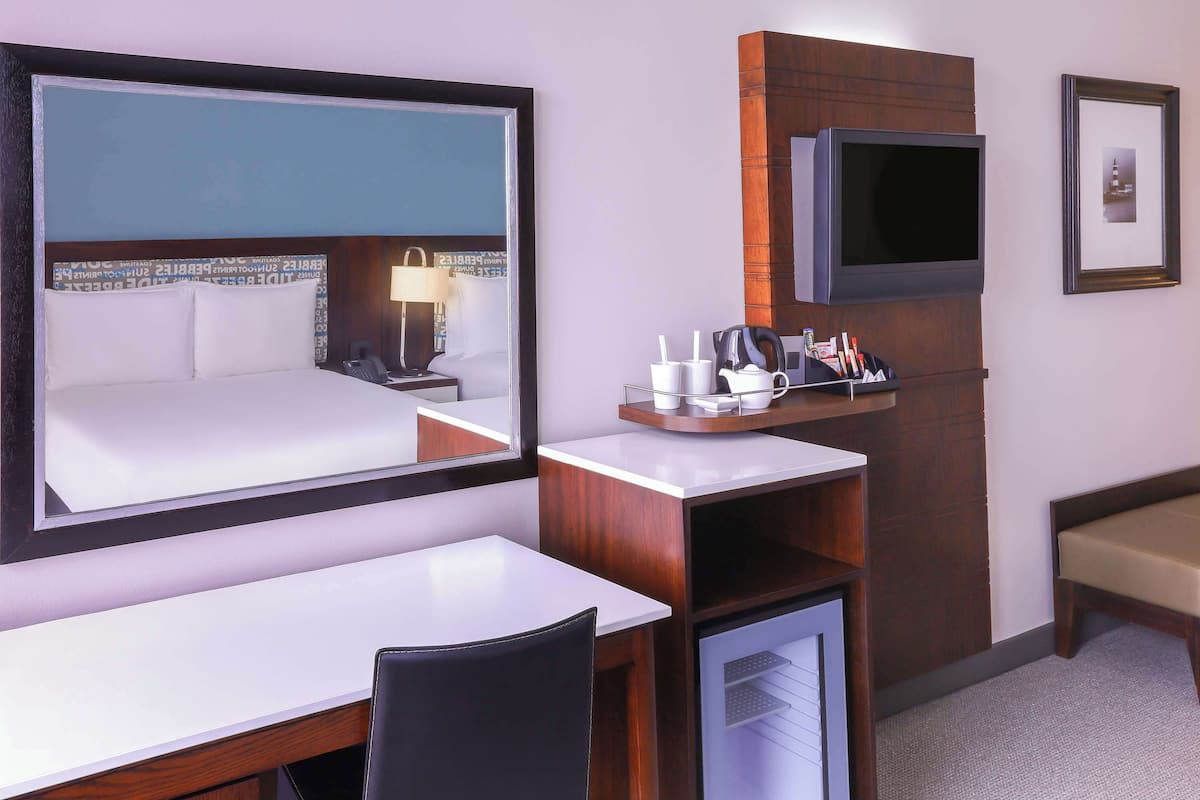 Double Room with Two Double Beds | 1 chambre, coffre-fort pour ordinateur portable, bureau