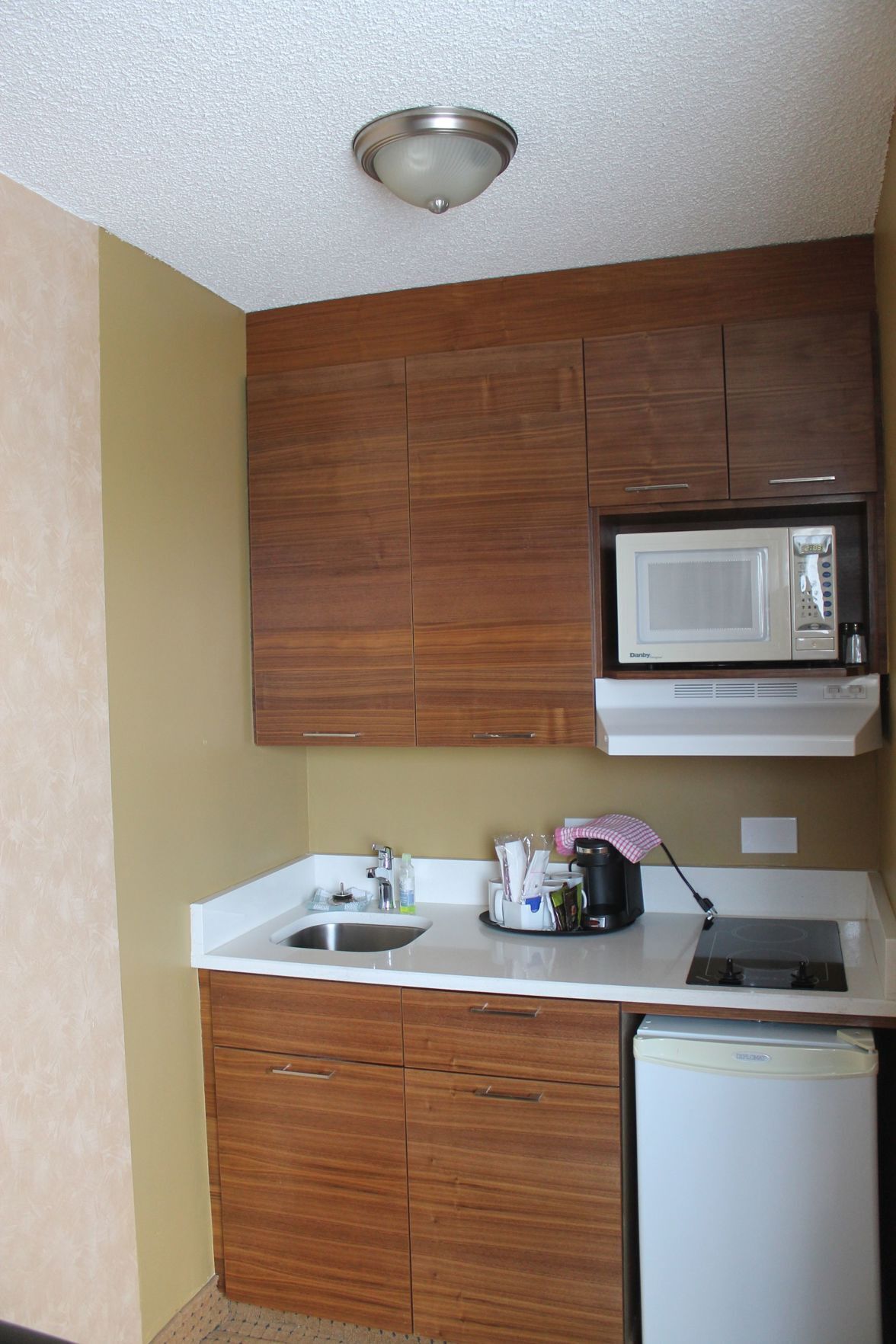 Refrigerador, microondas, placa de cocina, cafetera/tetera