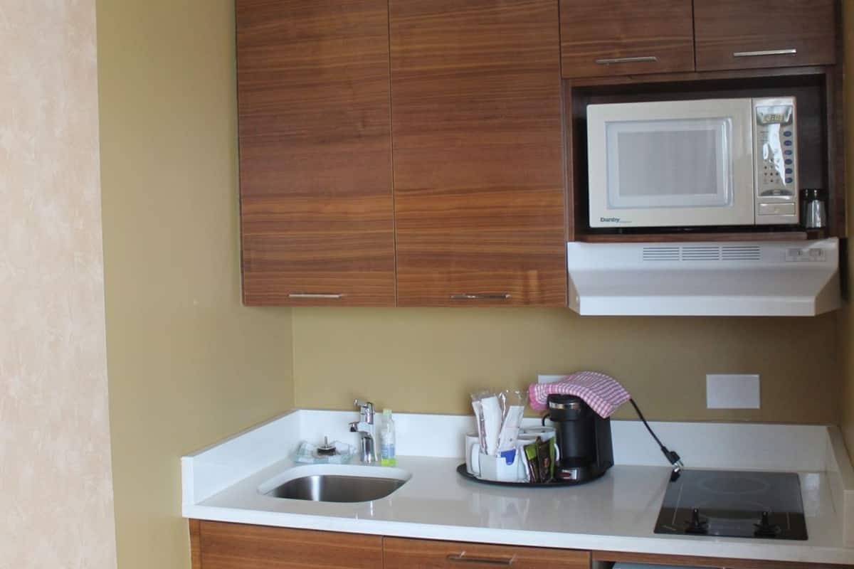 Cocina privada | Refrigerador, microondas, parrilla de estufa y cafetera y tetera