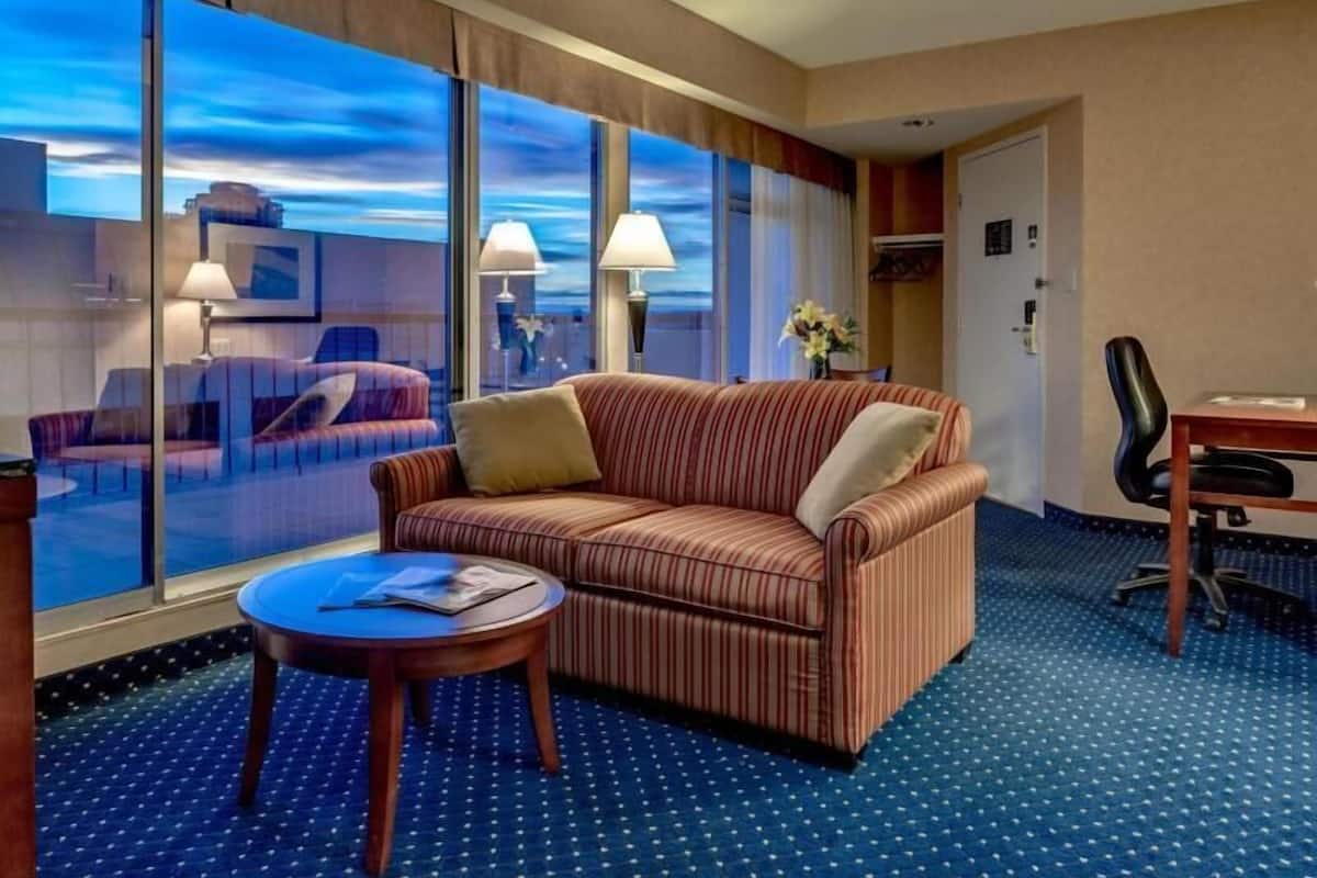 Área de sala de estar | Televisión LCD de 37 pulgadas con canales por cable y televisión