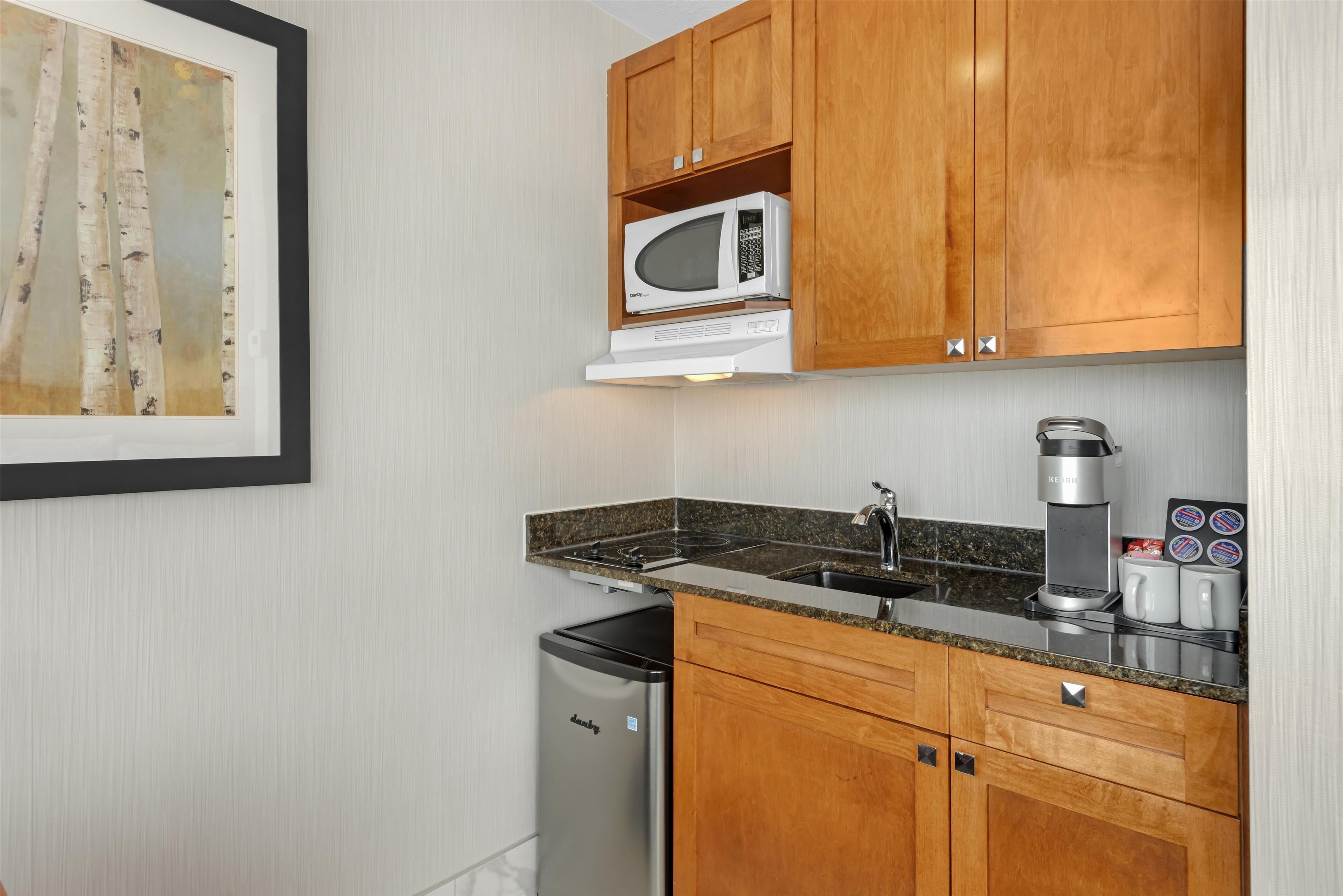 executive room, 1 king bed, non smoking, refrigerator & microwave | 2 bedrooms, premium bedding, pillow-top beds, in-room safe