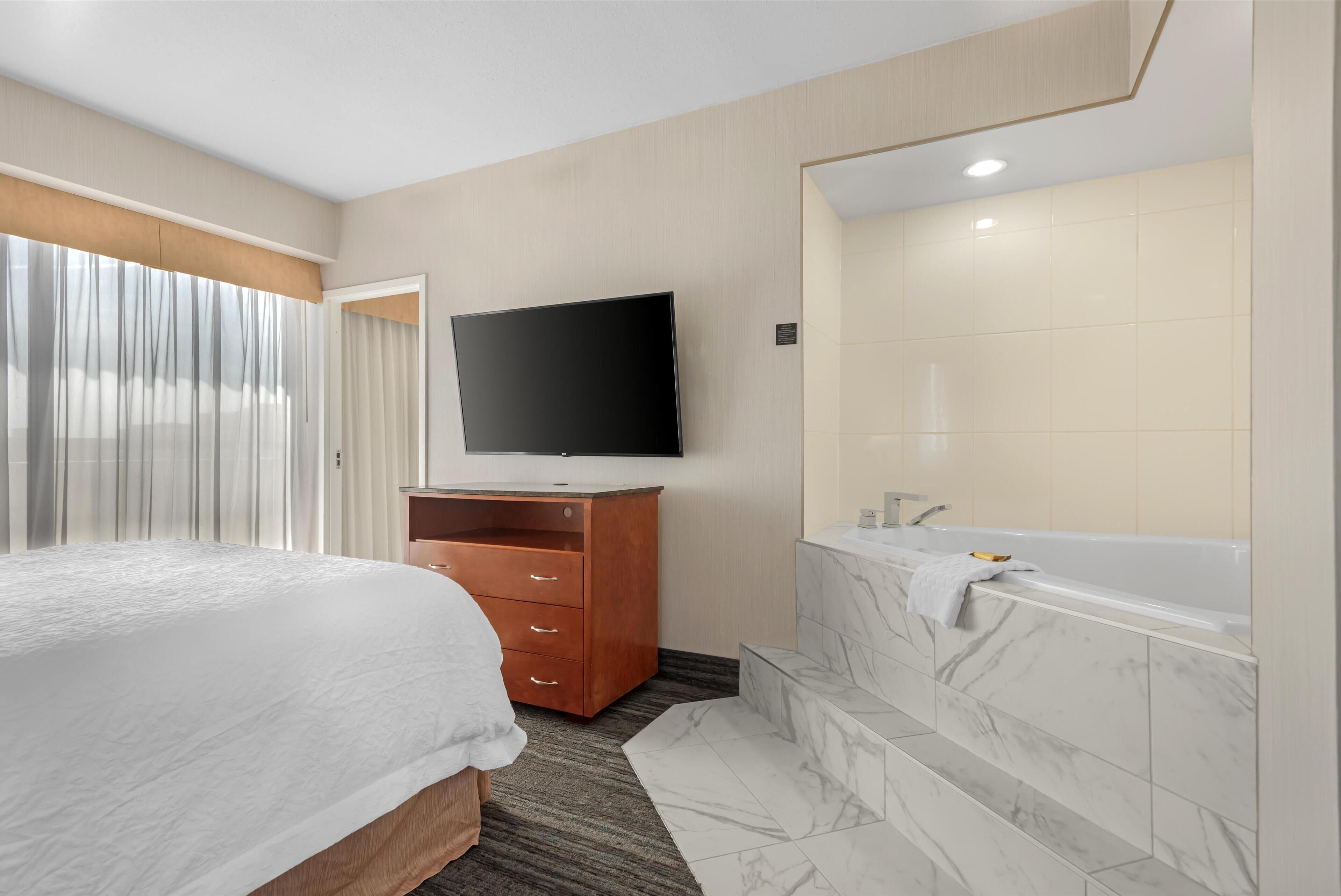 Suite, 1 Queen-Bett, Nichtraucher, Whirlpool (Living Room;with Sofabed) | Hochwertige Bettwaren, Pillowtop-Betten, Zimmersafe