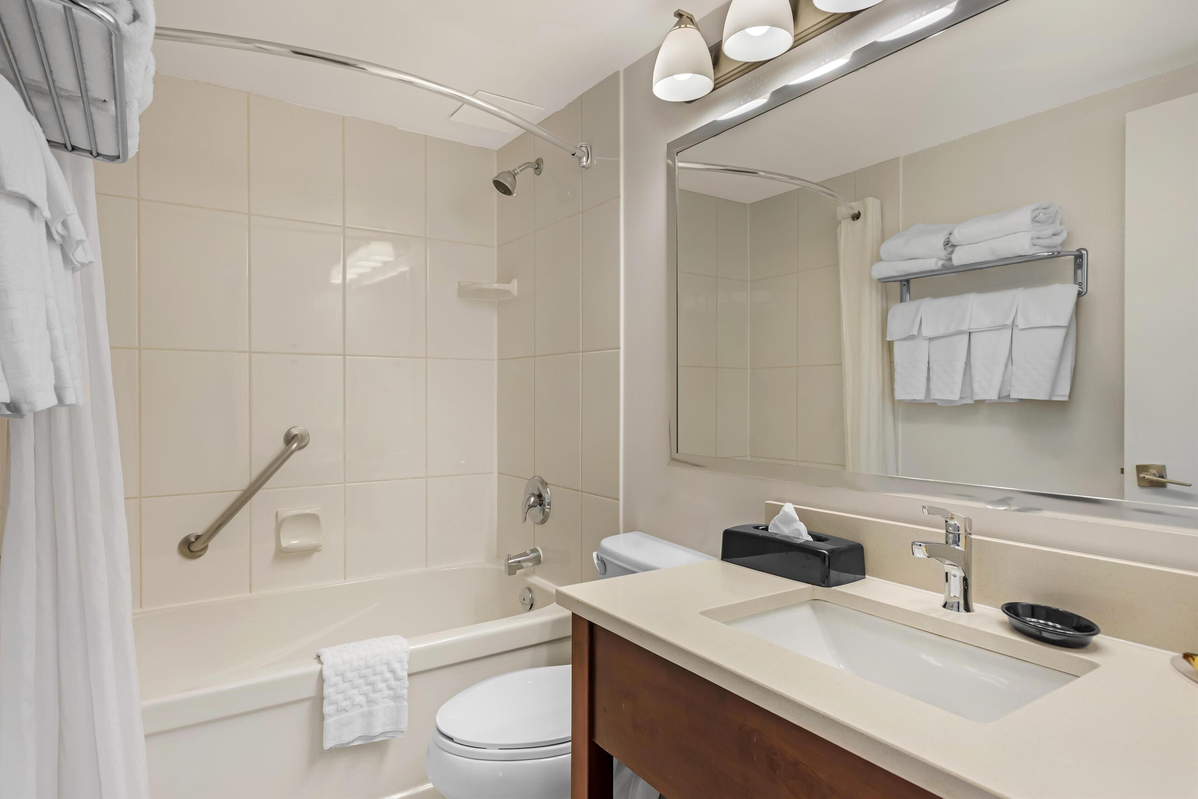 Un baño moderno con bañera, inodoro y lavabo.