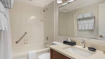Un baño moderno con bañera, inodoro y lavabo.
