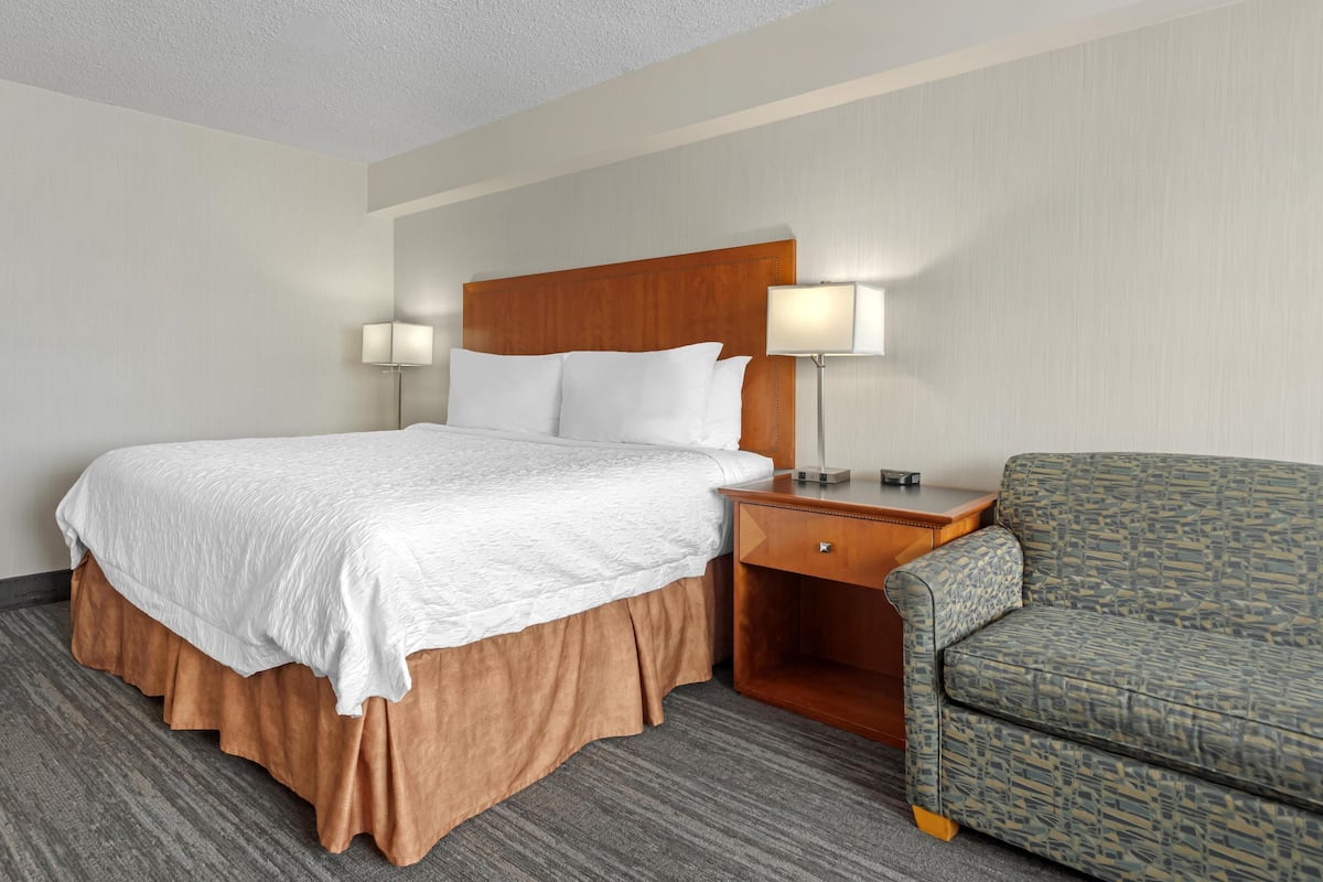 Standard Room, 1 King Bed, Non Smoking, Microwave | 2 bedrooms, premium bedding, pillow-top beds, in-room safe