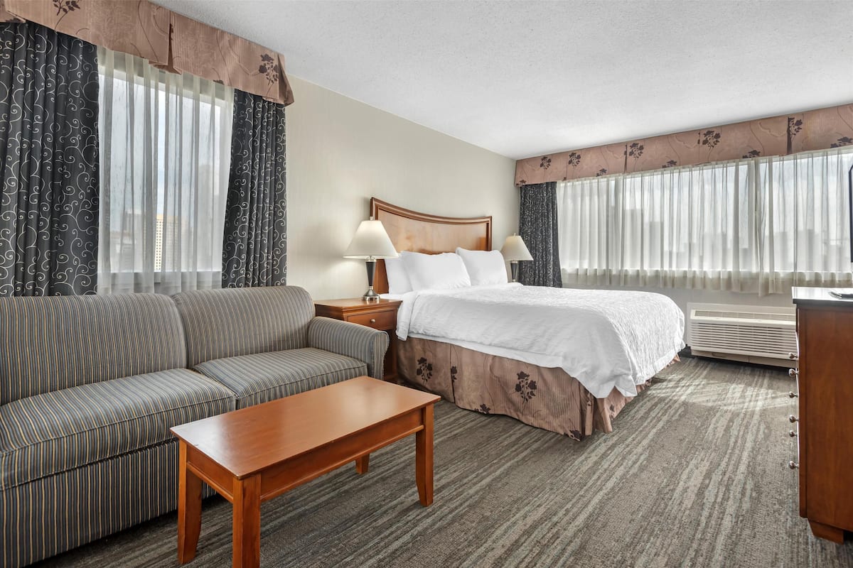 Executive Room, 1 King Bed, Non Smoking, Refrigerator & Microwave | 2 bedrooms, premium bedding, pillow-top beds, in-room safe