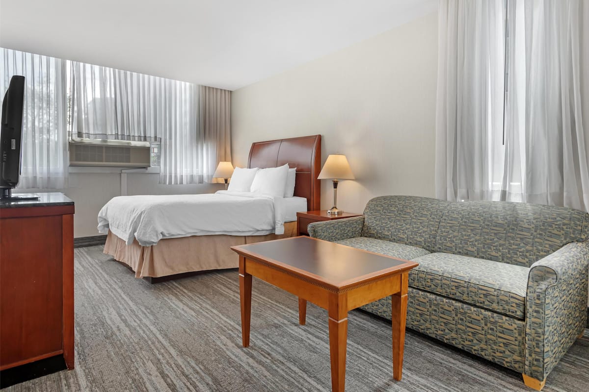 Standard Room, 1 Queen Bed, Non Smoking, Kitchenette | 2 bedrooms, premium bedding, pillow-top beds, in-room safe