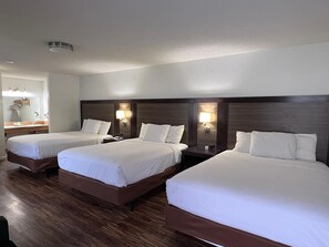Family Room, 3 Queen Beds 