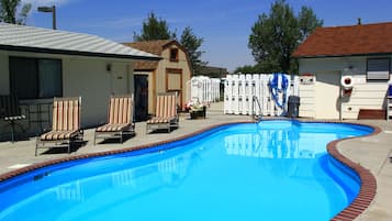 Piscine extérieure en saison