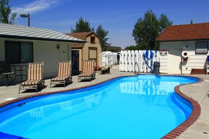 Una piscina al aire libre de temporada
