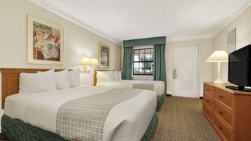 Bàn, màn/rèm cản sáng, bàn ủi/dụng cụ ủi quần áo