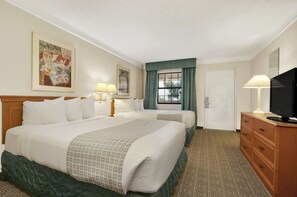 Desk, blackout curtains, iron/ironing board, free cots/infant beds - Longview (Longview)