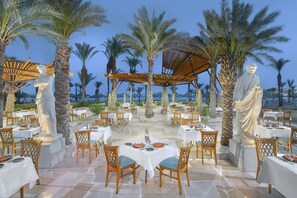 2 restaurants, breakfast served
