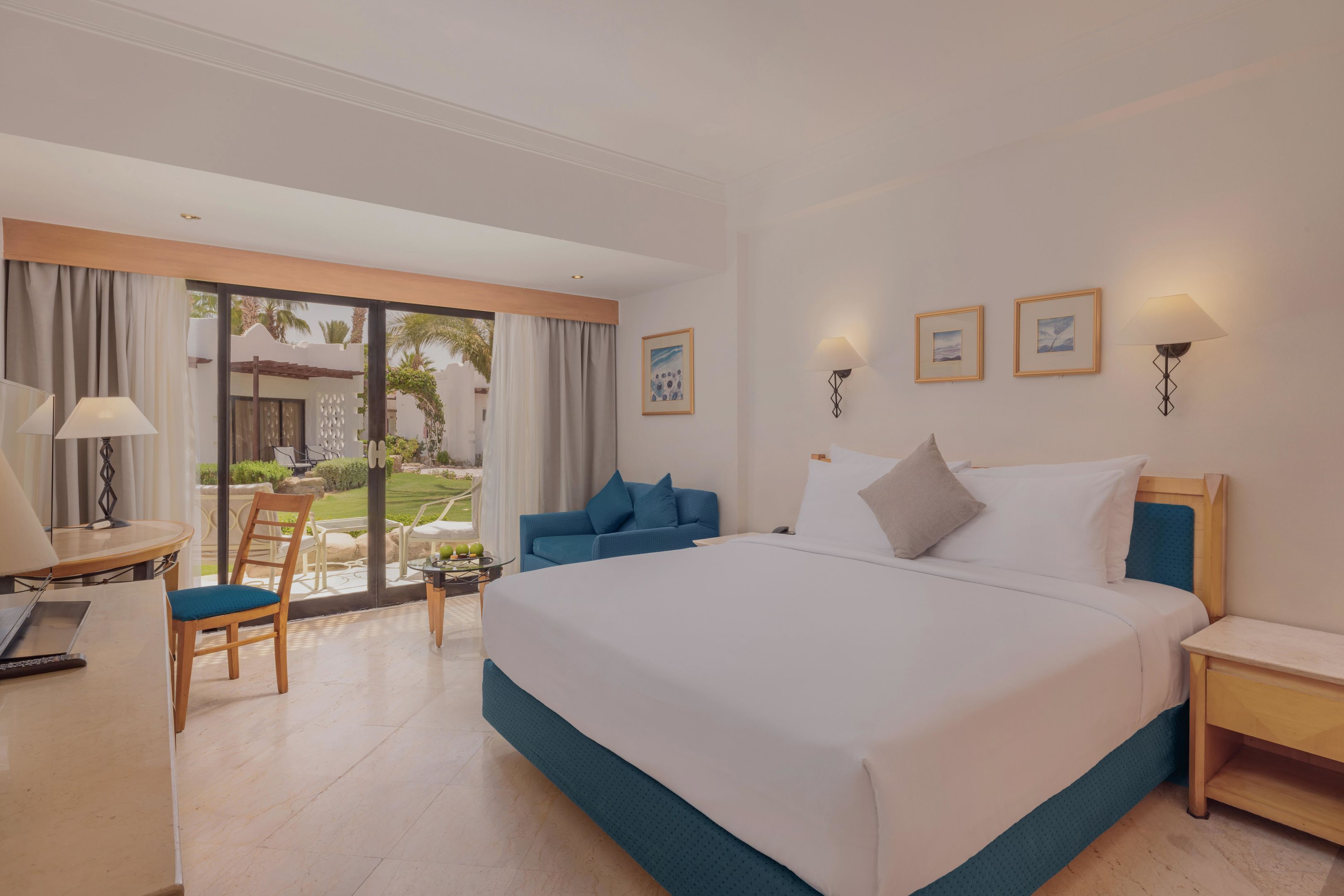 Standard Room, Partial Sea View (Queen or Twin) | Minibar, in-room safe, desk, blackout drapes