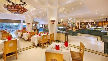 2 restaurants; breakfast, lunch and dinner served