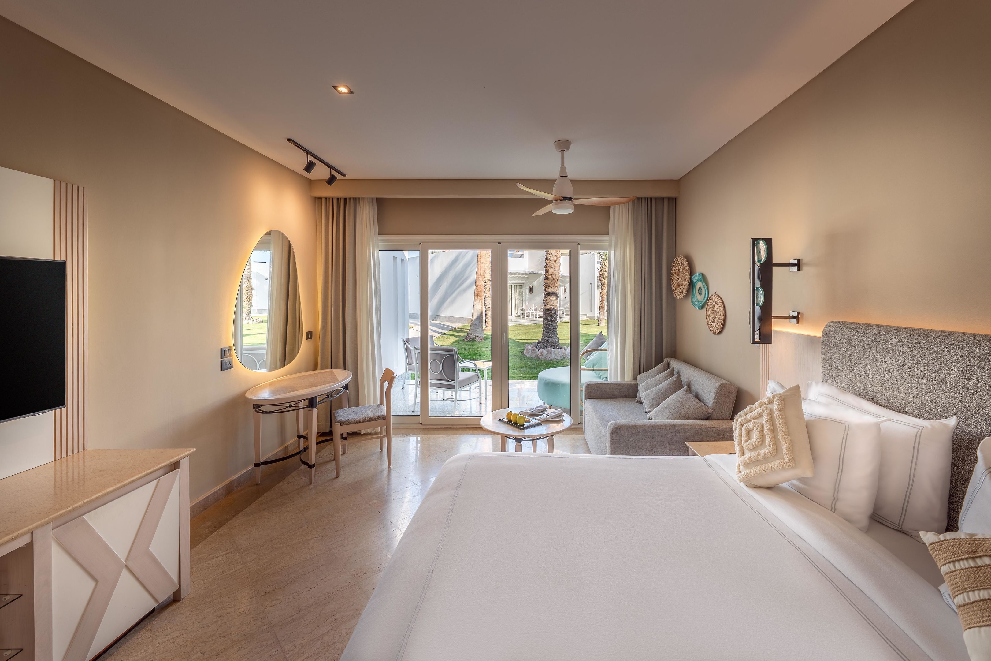 Deluxe Room, Garden View | Minibar, in-room safe, desk, blackout drapes