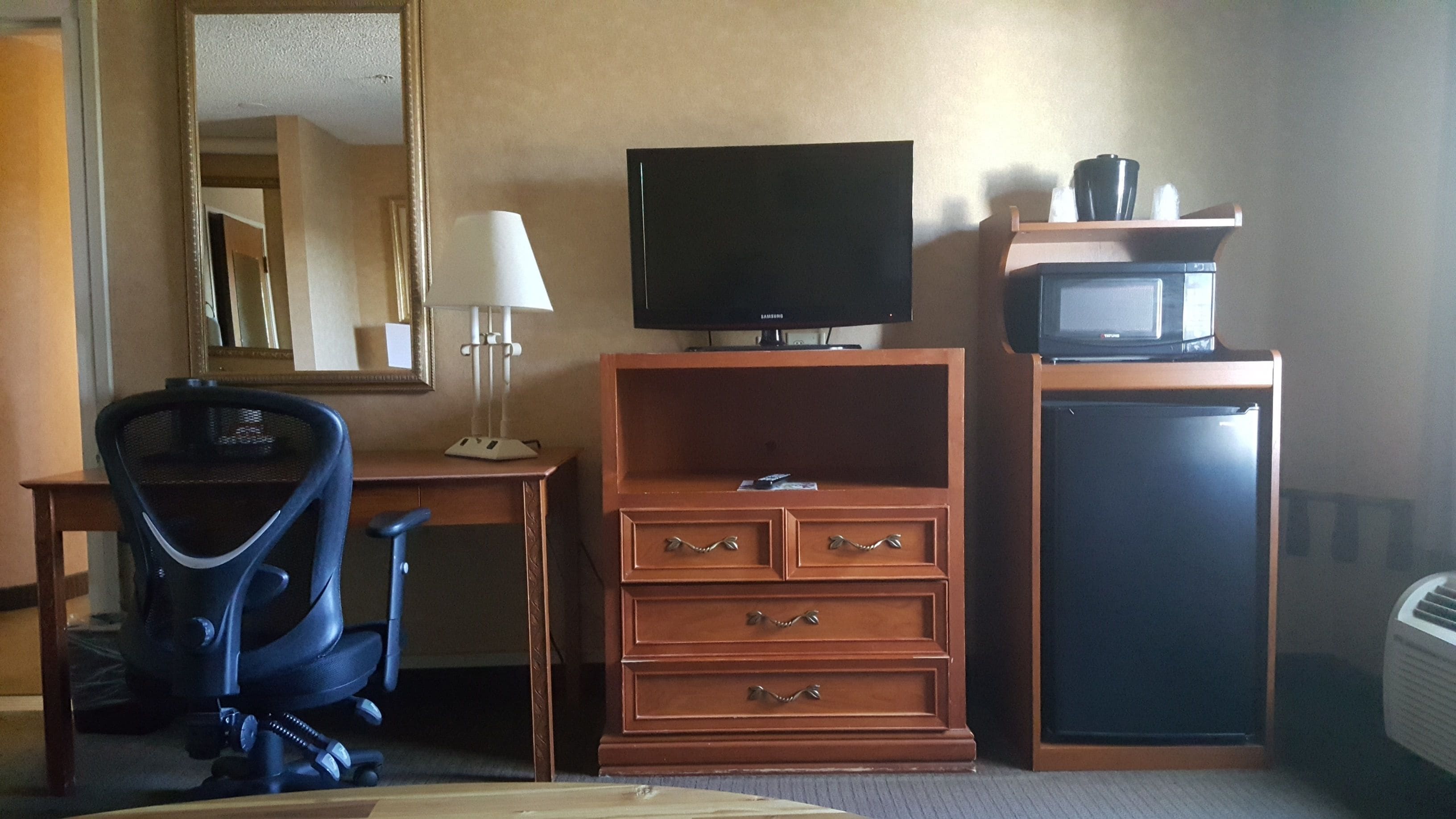 studio suite, 1 king bed, non smoking | pillow-top beds, desk, iron/ironing board, free cots/infant beds