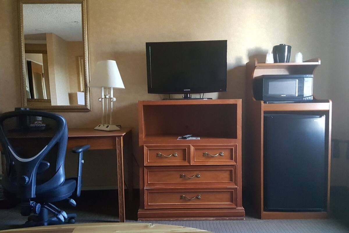 studio suite, 1 king bed, non smoking | pillow-top beds, desk, iron/ironing board, free cots/infant beds