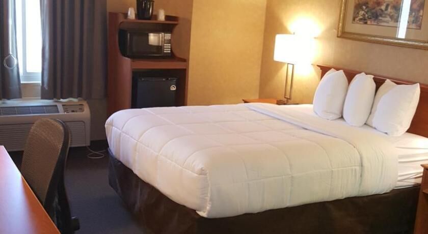 Pillowtop beds, desk, iron/ironing board, free cribs/infant beds