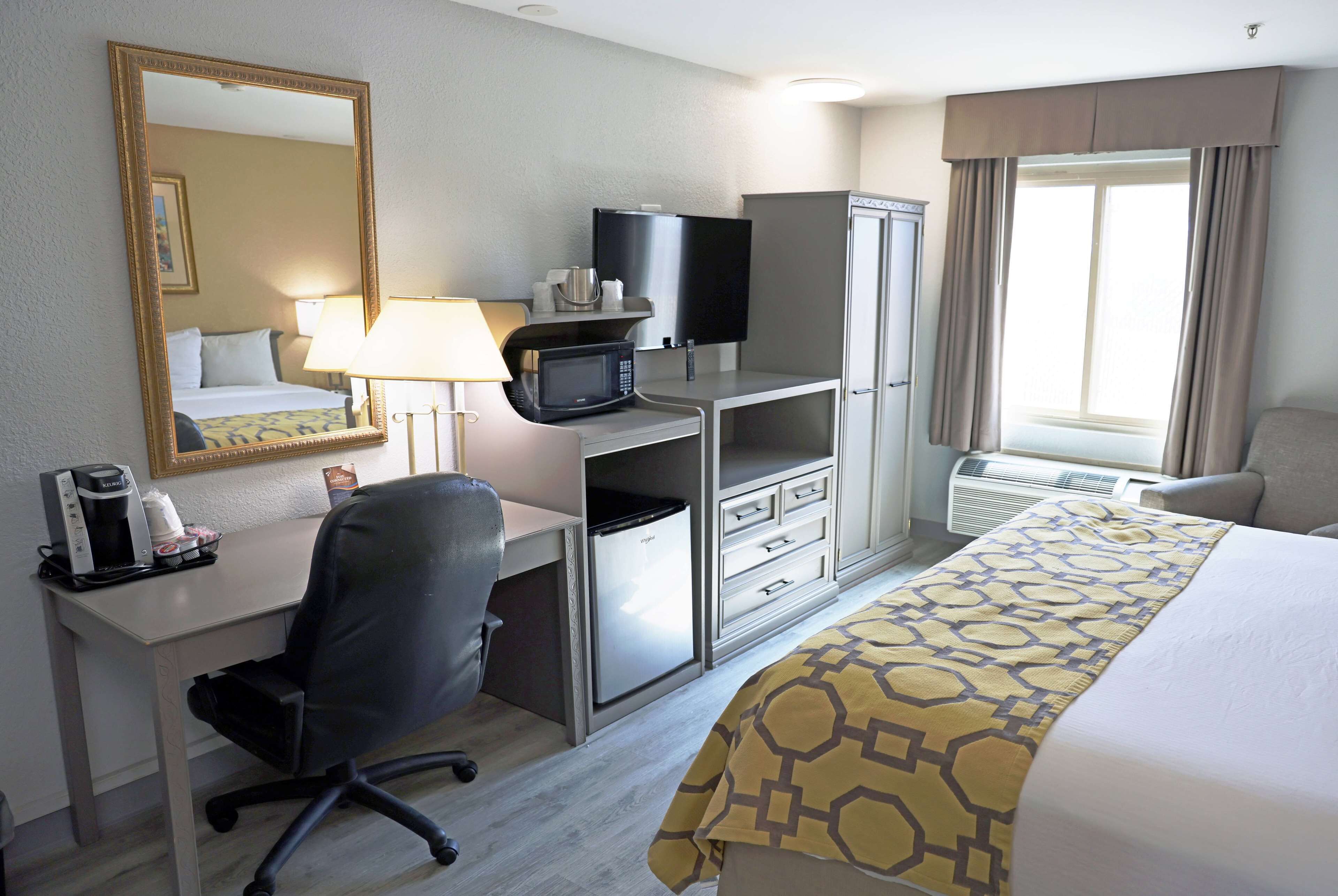 room, 1 king bed, non smoking | pillow-top beds, desk, iron/ironing board, free cots/infant beds