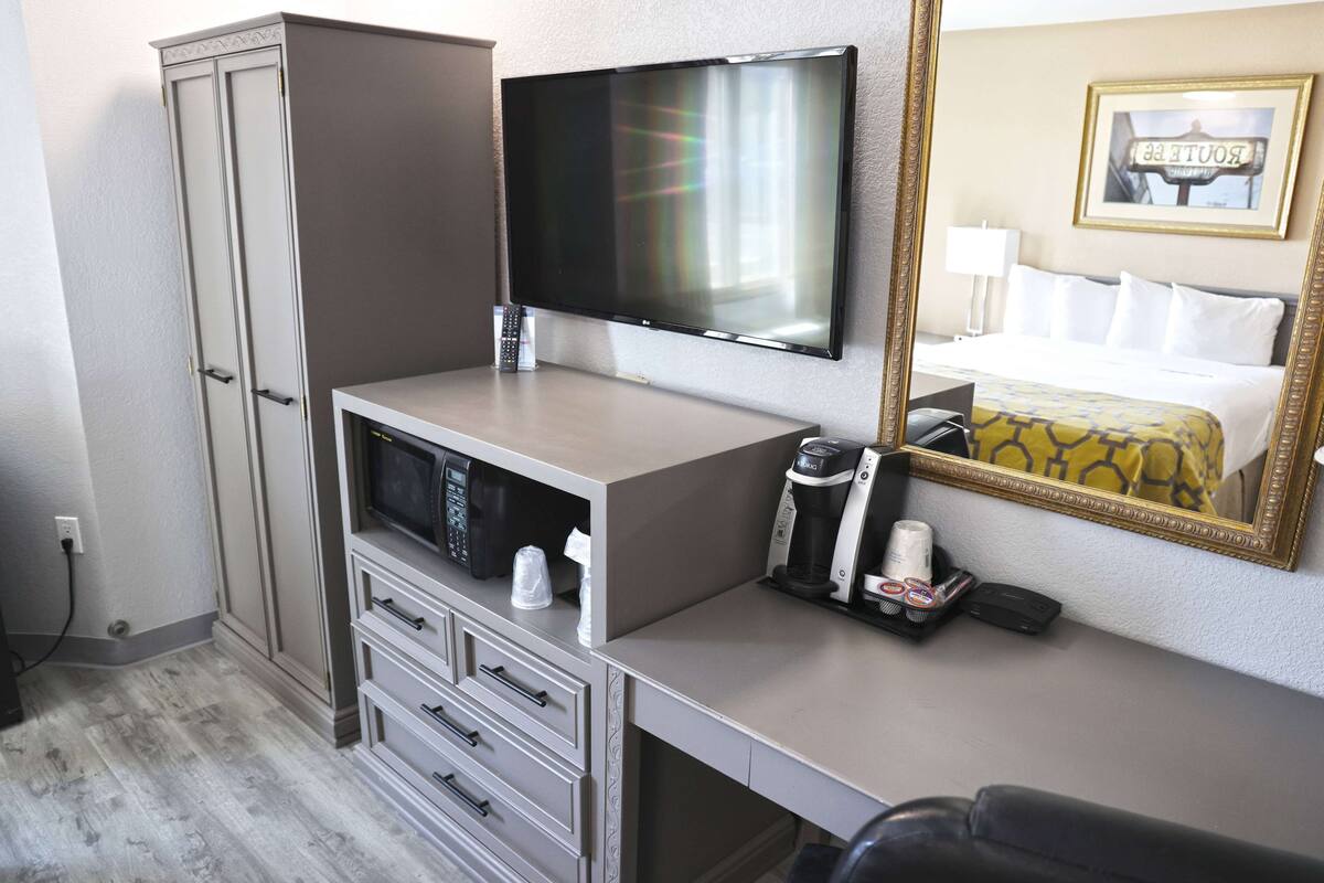 room, 1 queen bed, non smoking | pillow-top beds, desk, iron/ironing board, free cots/infant beds