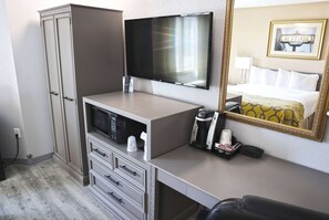 Room, 1 Queen Bed, Non Smoking | Pillowtop beds, desk, iron/ironing board, free cribs/infant beds