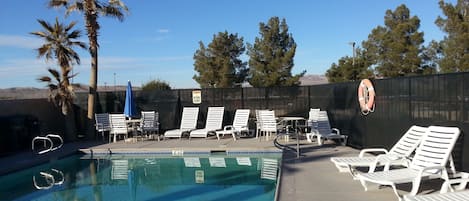Piscine extérieure, chaises longues