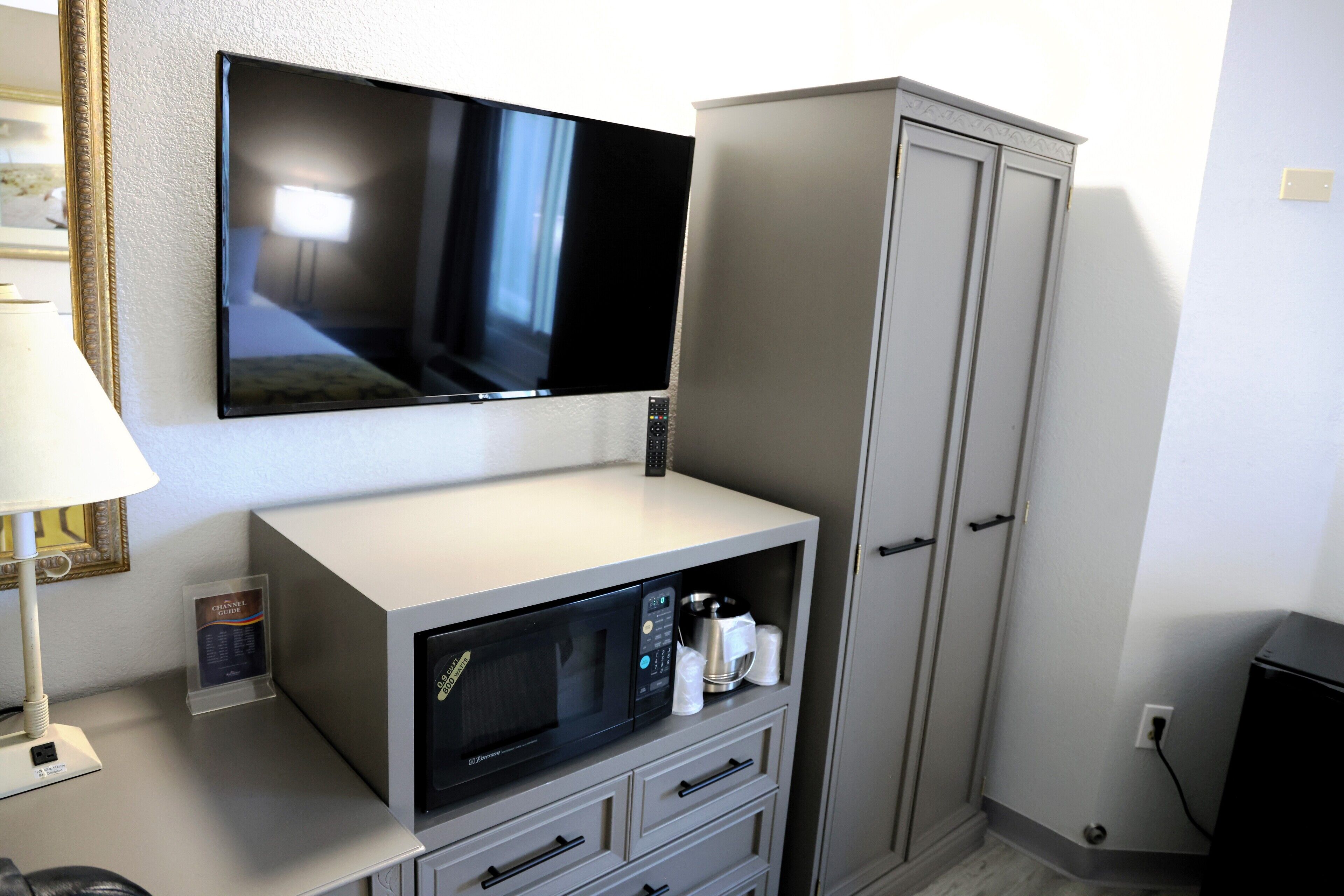 room, 1 queen bed, non smoking | television