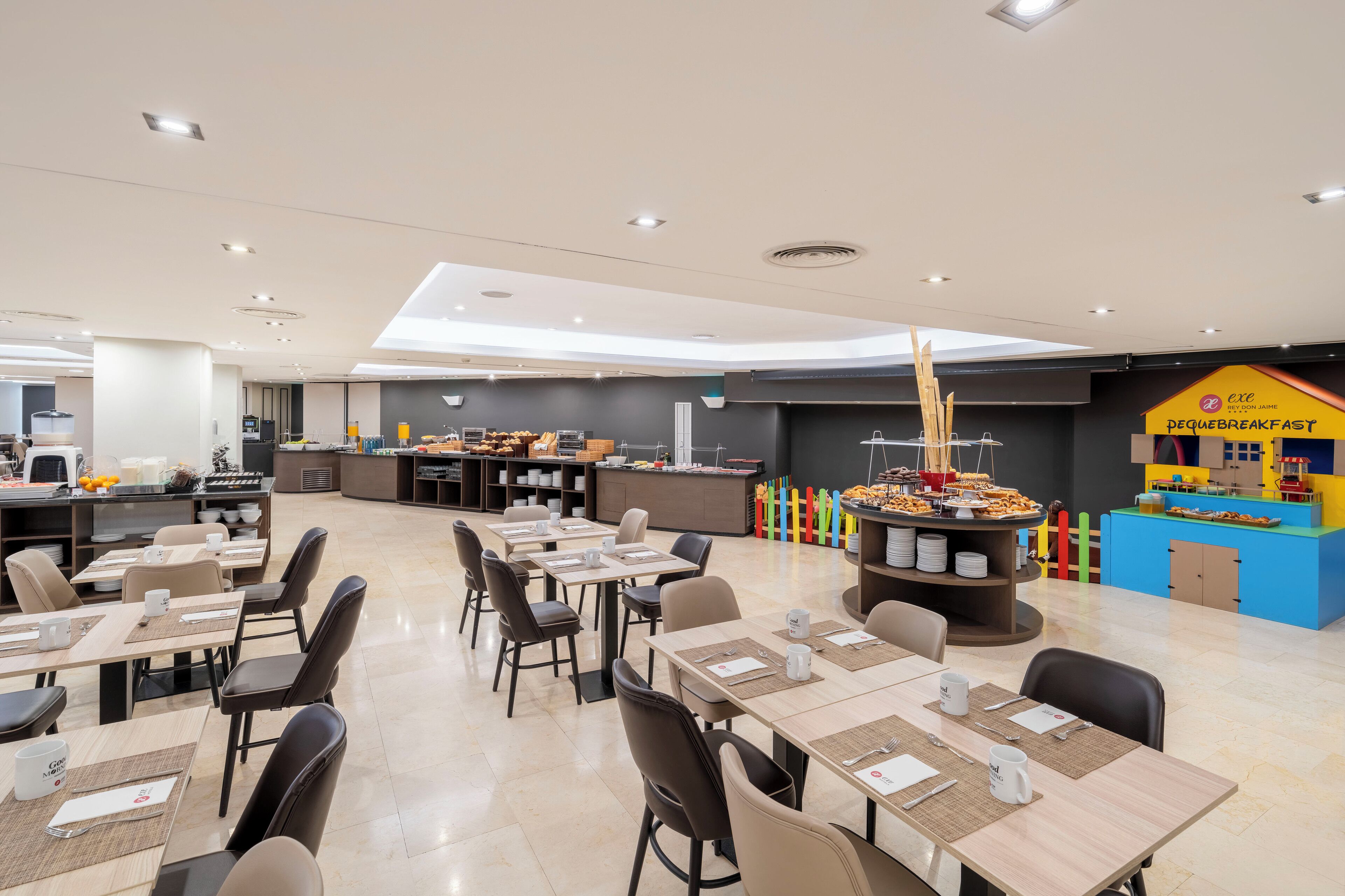 Tägliches Frühstücksbuffet (13 EUR pro Person)