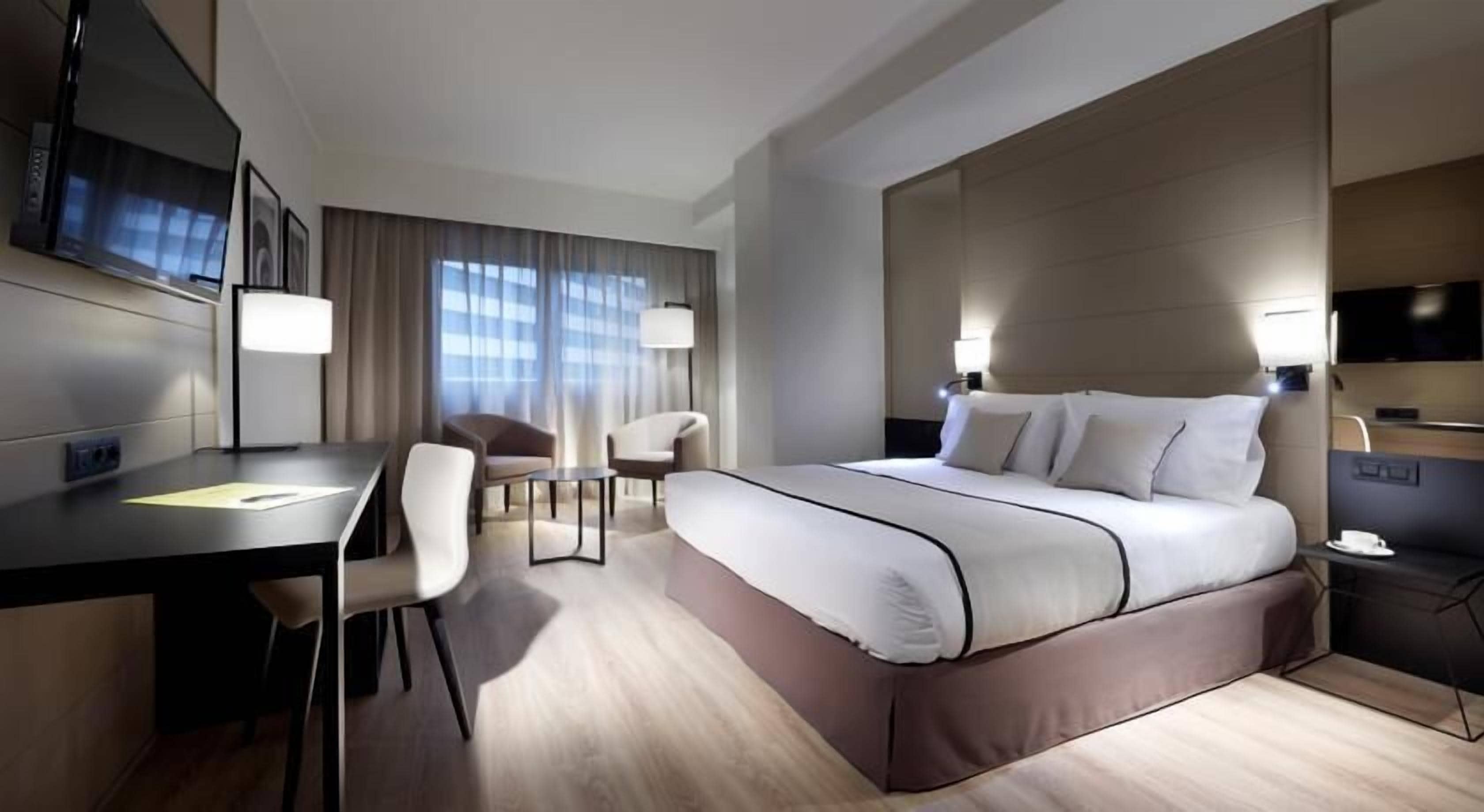 Minibar, in-room safe, desk, WiFi (free)