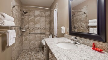 Quarto standard, 2 camas Queen, acessível, para não fumantes | Banheiro | Produtos de toalete grátis, secador de cabelo, toalhas de banho 