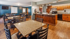 Una cocina moderna con encimeras de granito, armarios de madera y una isla central.