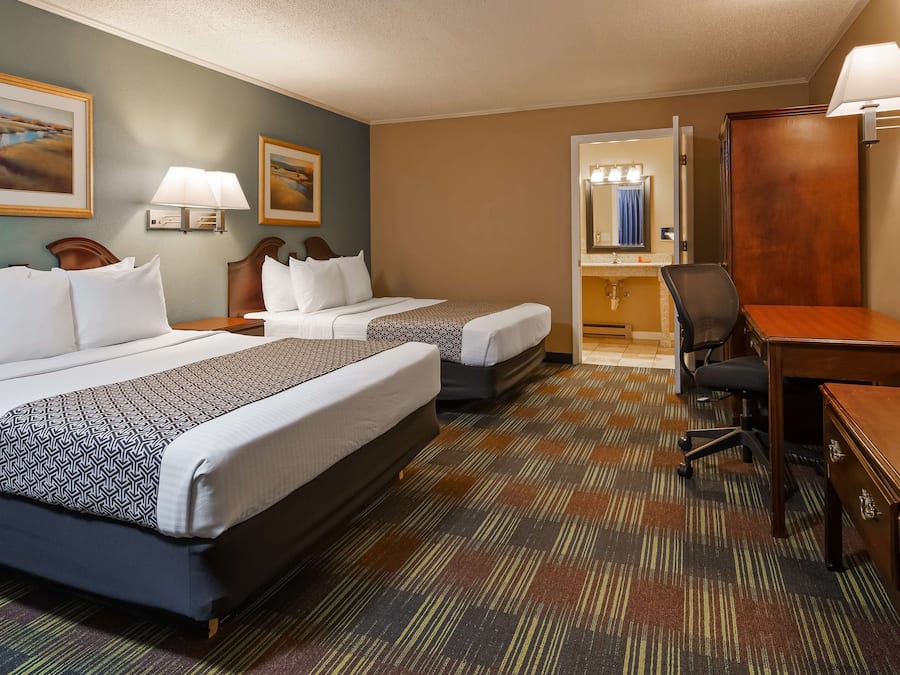 Bàn, bàn ủi/dụng cụ ủi quần áo, nôi (giường cho trẻ sơ sinh) miễn phí