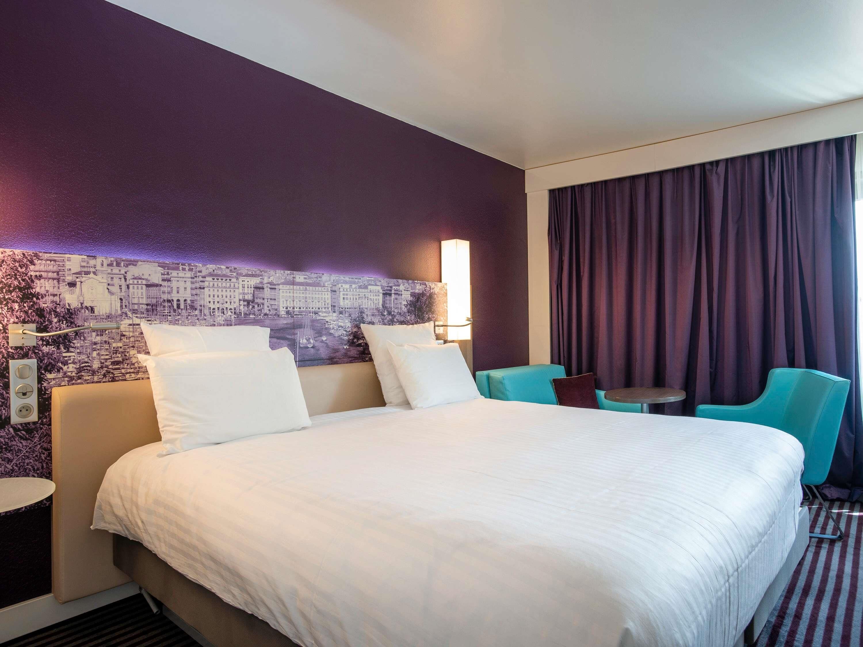 Peralatan tempat tidur premium, bar mini, peti besi dalam bilik, meja 