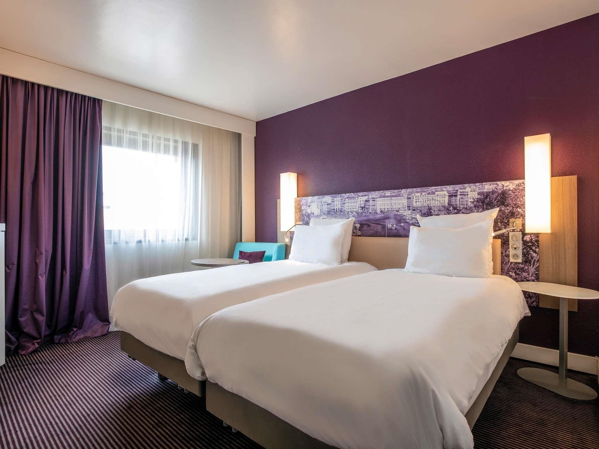 Classic Twin Room, 2 Katil Bujang (Single) | Peralatan tempat tidur premium, bar mini, peti besi dalam bilik, meja 