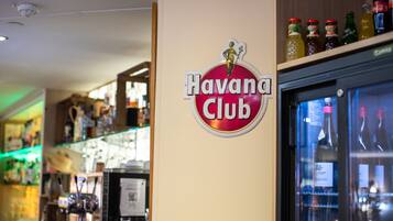Uma área de bar com uma placa indicando