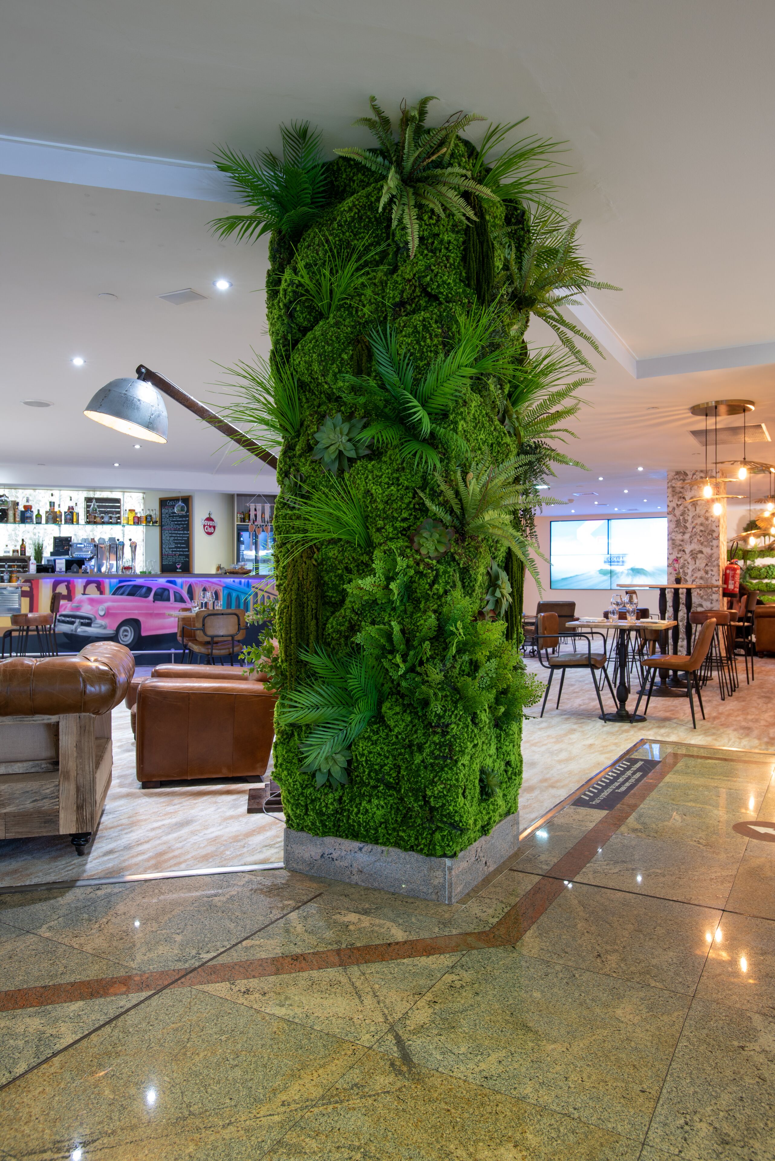 Serveert ontbijt, lunch en diner