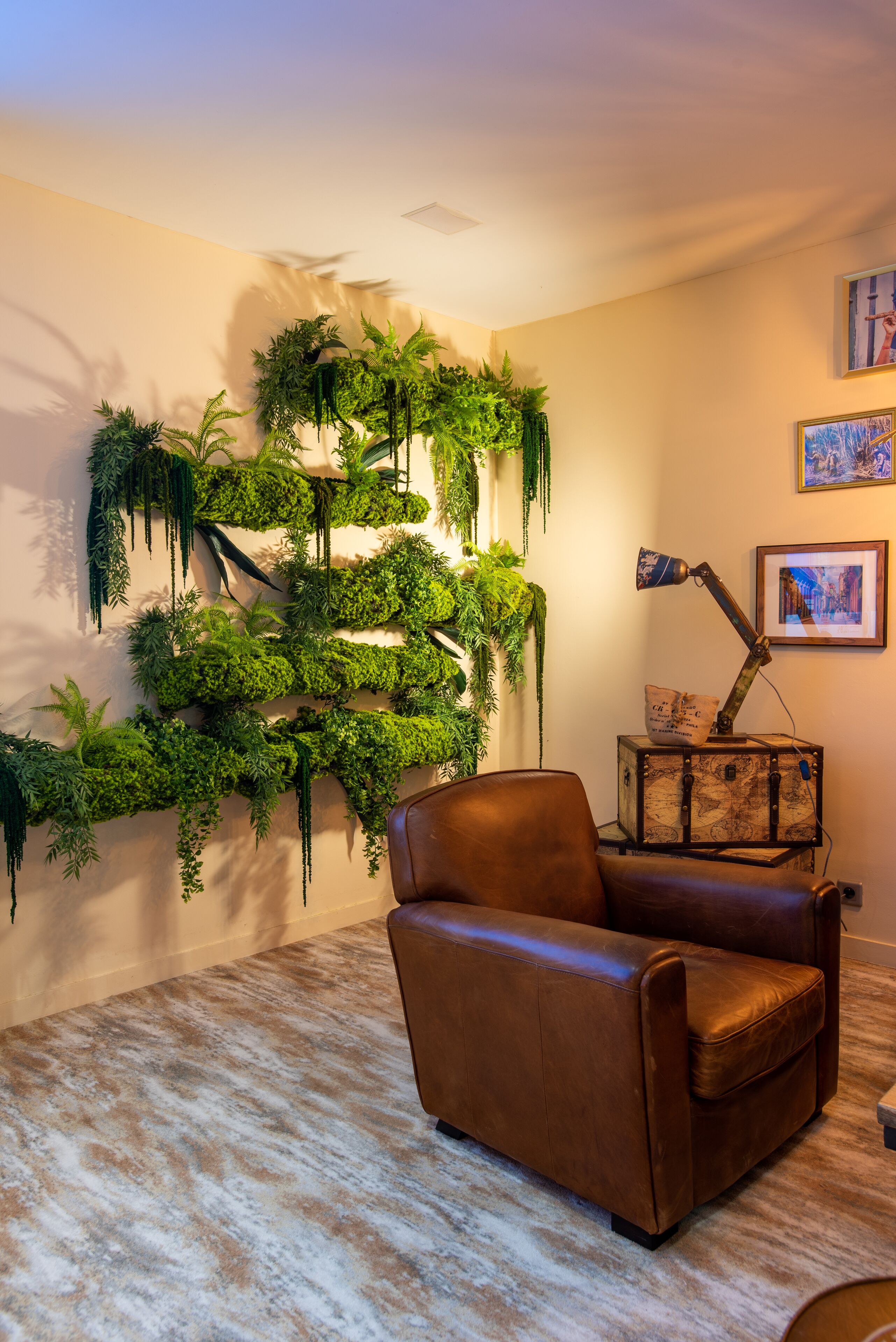 serves breakfast, lunch and dinner