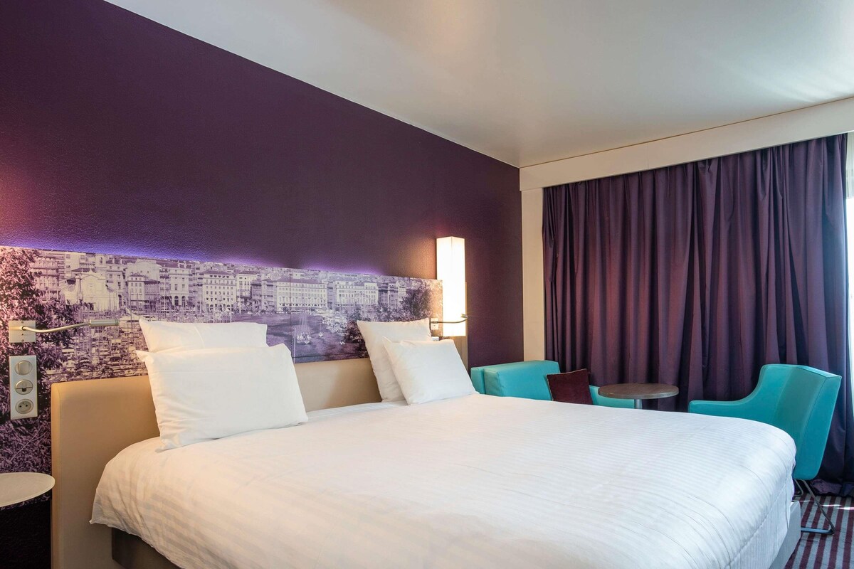 Ropa de cama de alta calidad y minibar 