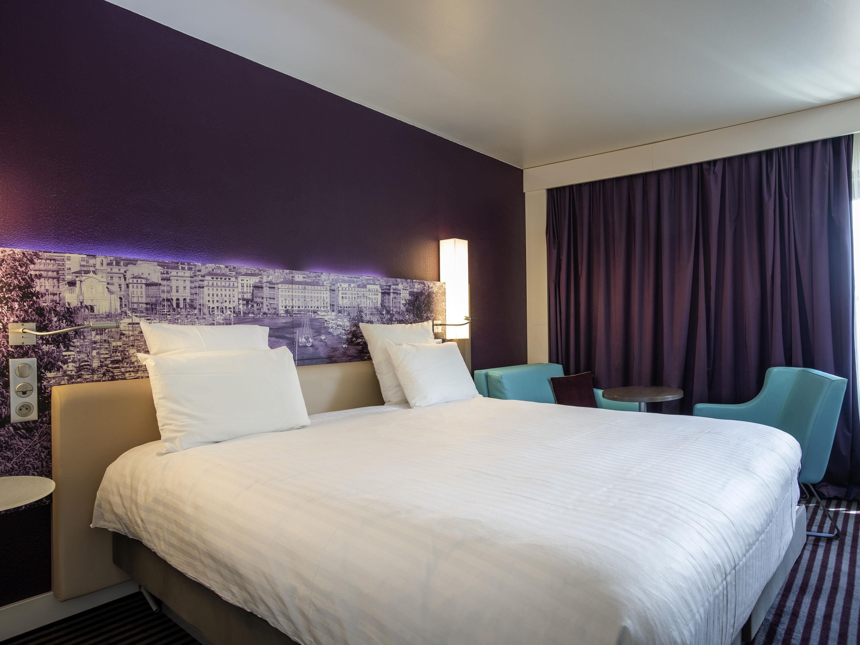 Ropa de cama de alta calidad y minibar 