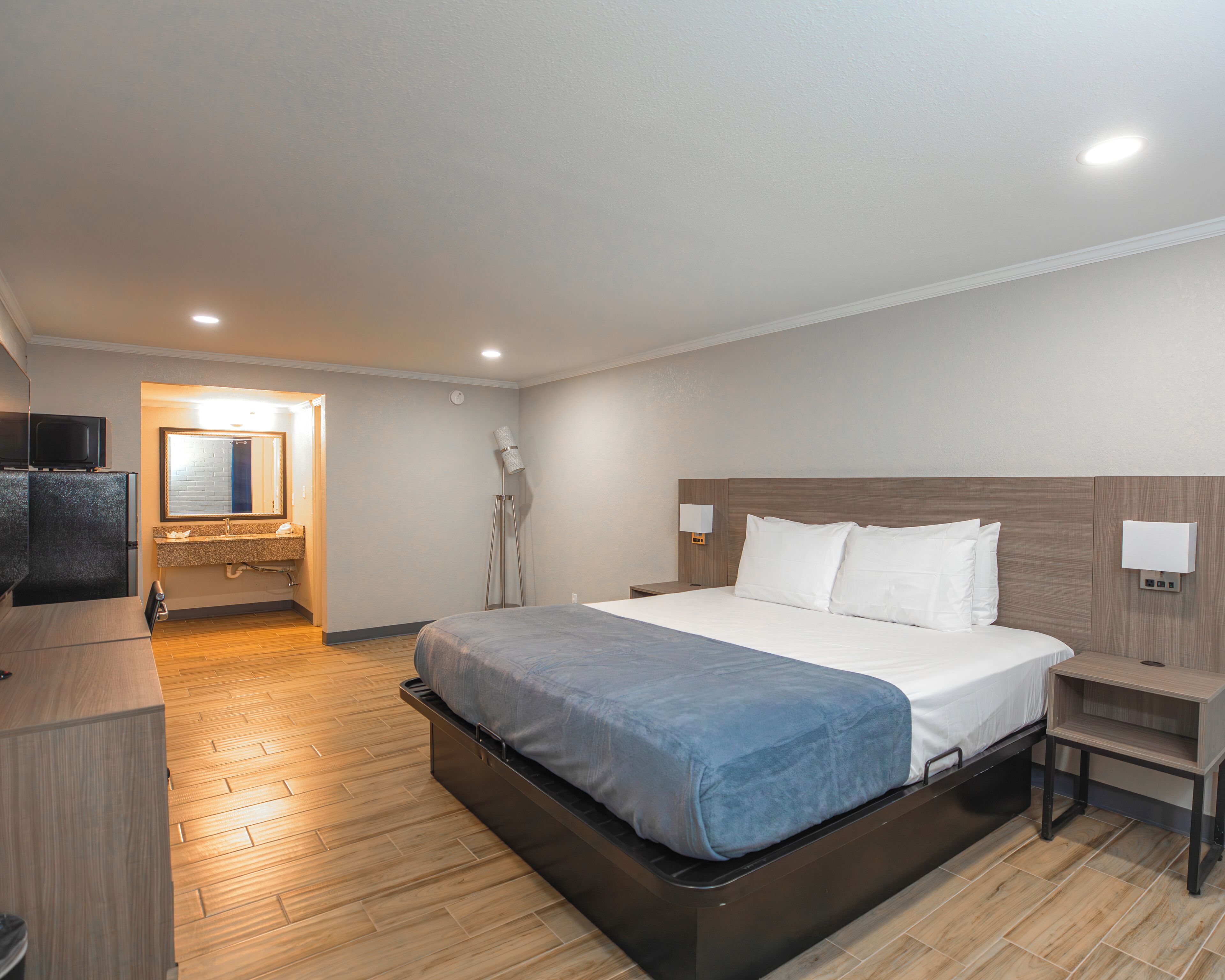 Deluxe Room, 1 King Bed, Non Smoking, Refrigerator & Microwave